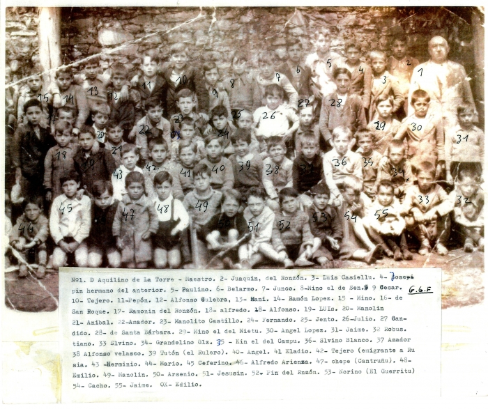 Grupo de niños ante la escuela de Blimea con Don Aquilino de la Torre