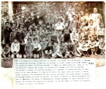 Grupo de niños ante la escuela de Blimea con Don Aquilino de la Torre
