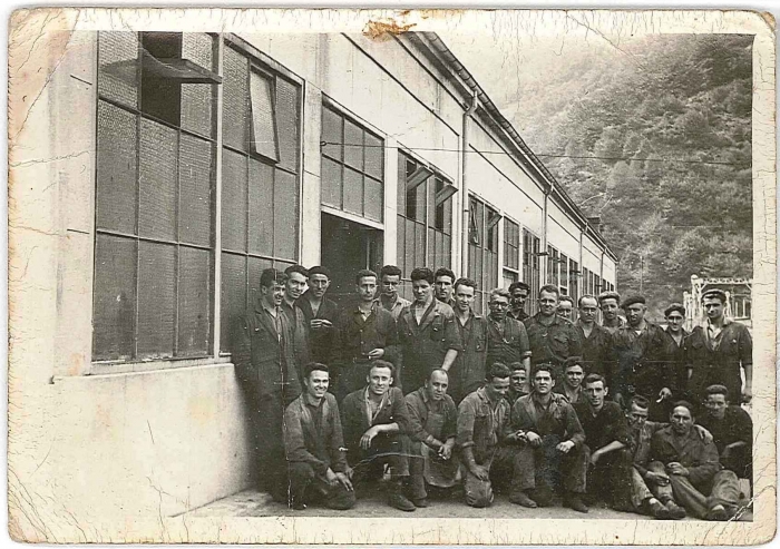 Exterior del taller de Duro Felguera en Barredos, 1965. Exterior del taller de Duro Felguera en Barredos, 1965.