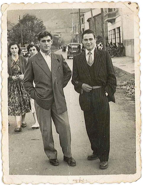 Facuriella y Albino delante del Café Díaz en Blimea 