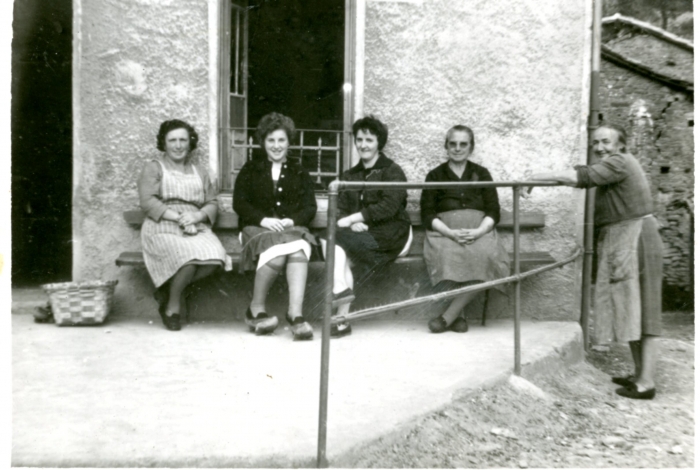 Tertulia de vecinas en L´Edrau, 1950