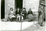 Tertulia de vecinas en L´Edrau, 1950