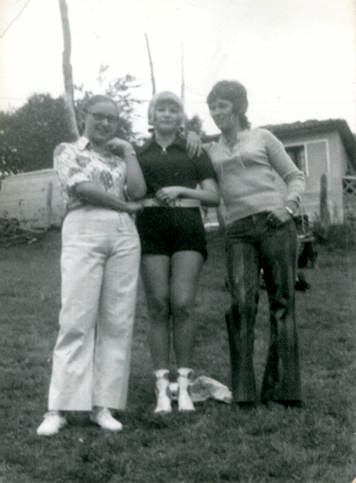 Tres amigas en el Prau de las fiestas de L´Edrau,1967 Tres amigas en el Prau de las fiestas de L´Edrau,1967