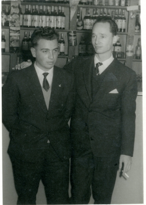 Carlos Hugo de Borbón-Parma junto a un vecino, 1962 Carlos Hugo de Borbón-Parma junto a un vecino, 1962