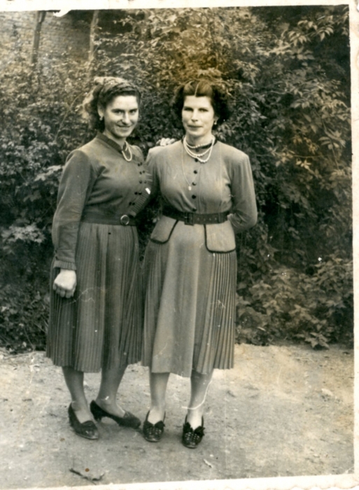 Maruja y Concesa Gª en Fatorgá, 1948
