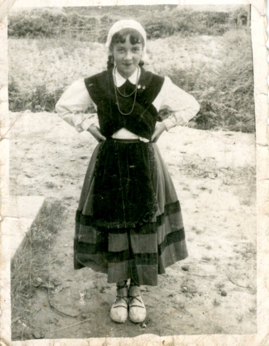 Con el traje regional, 1959