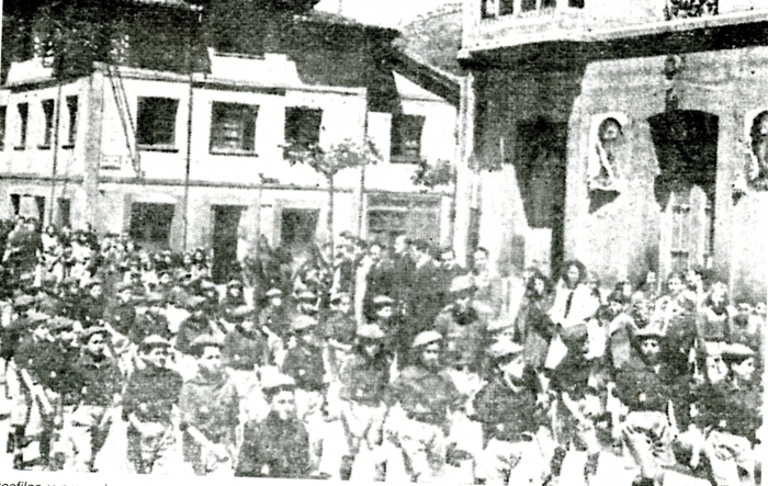 Desfile en El Entrego, años cuarenta