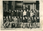 Estudiantes delante de las Escuelas "Aquilino La Torre  en la década de los sesenta.