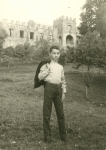Mando García ante el Castillo de Blimea en1969.