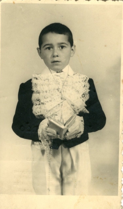 Mando García Miranda en su primera comunión, 1963